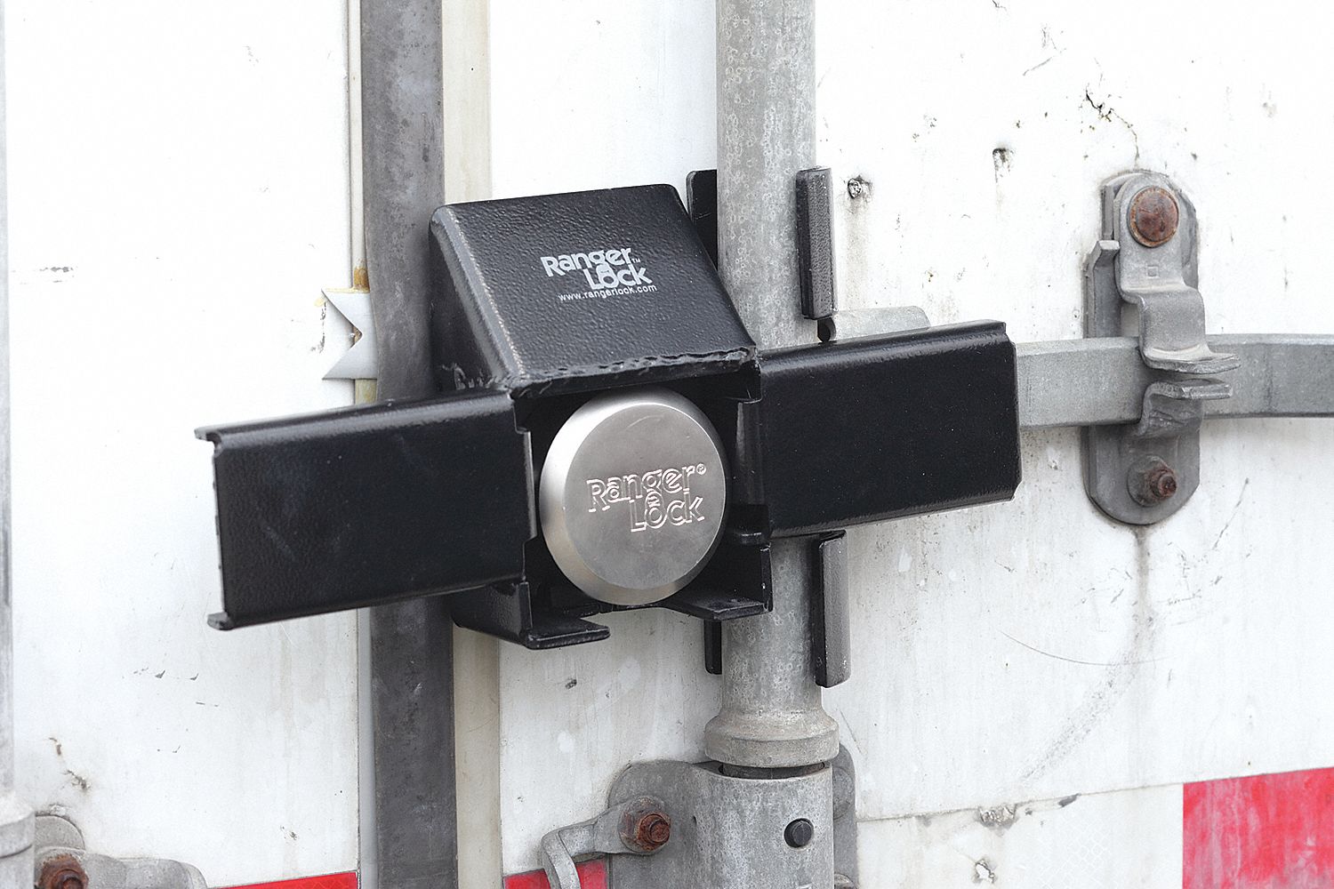 Trailer Double Crossbar with Puck Lock
