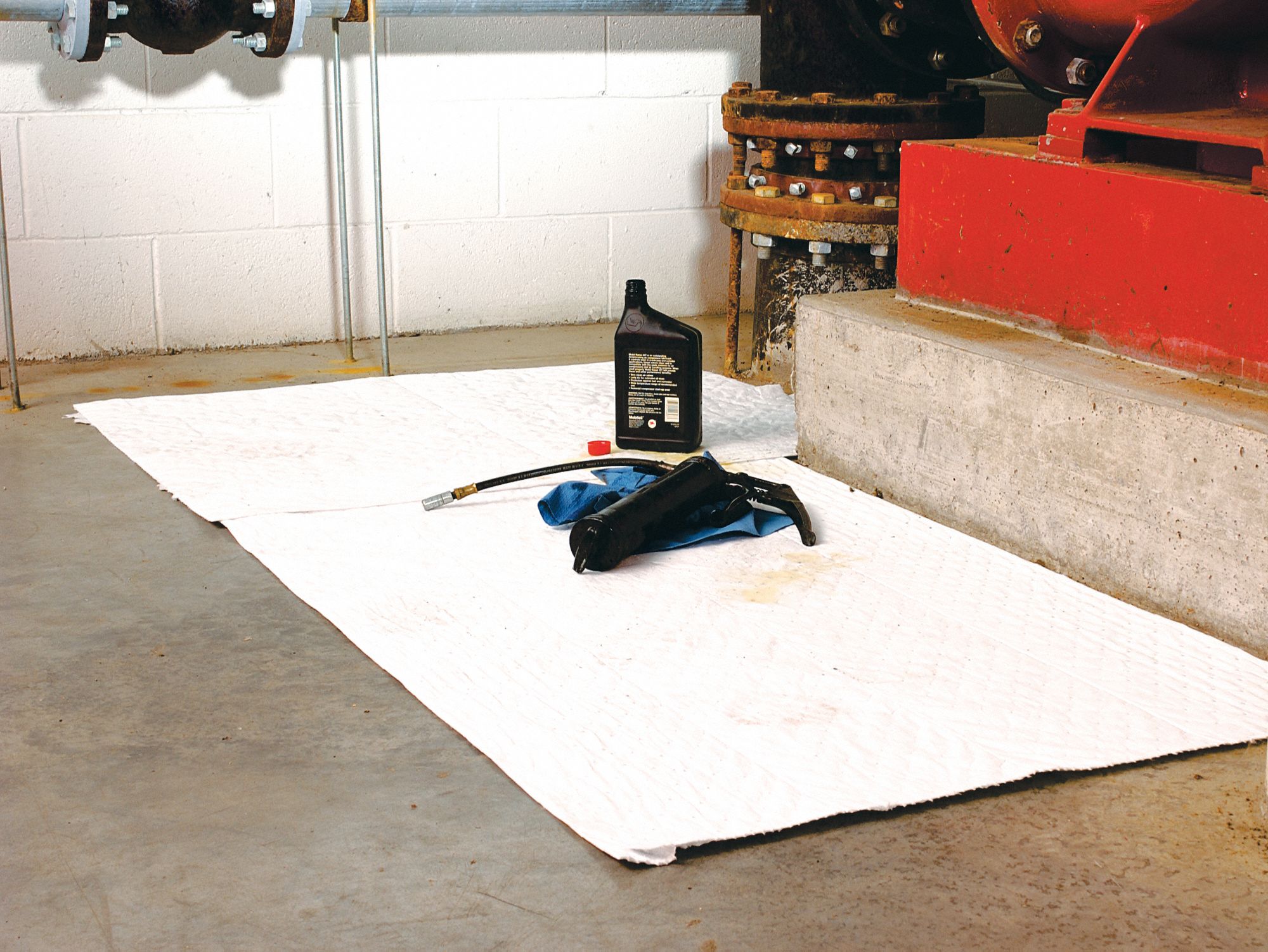 Absorbent Roll, White, 56 gal., 30 In. W